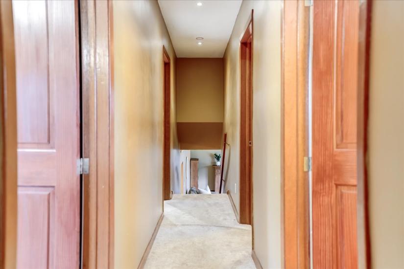 Property listing for 607 Iroquois Ave., Ancaster, ON
