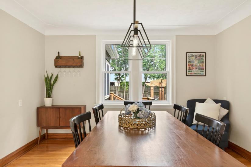 Property listing for 13 Tweedsmuir Ave., Dundas, ON