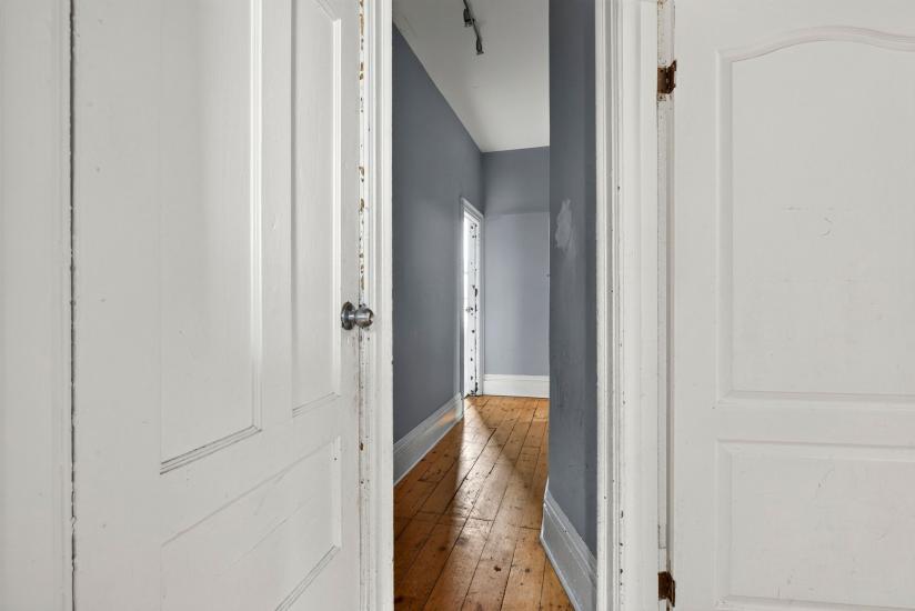 Property listing for 86 Sherman Ave. N., Hamilton, ON