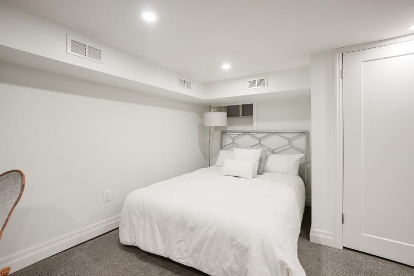 Property listing for 115 Balsam Ave S, Hamilton, ON