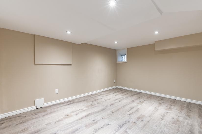 Property listing for 9 Blythe St., Hamilton, ON