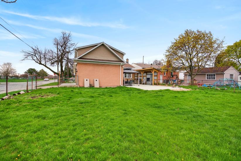 Property listing for 380 East 37th St., Hamilton, ON