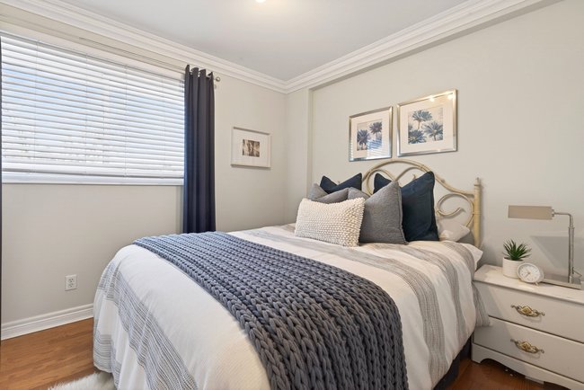 Property listing for 35 Shalfleet Blvd., Brantford, ON
