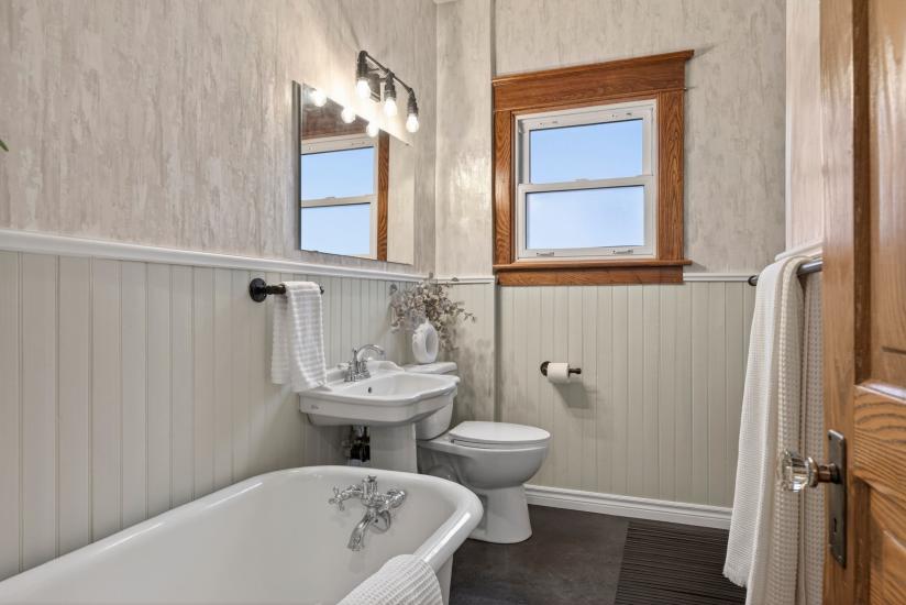 Property listing for 105 Highland Ave., St. Catharines, ON
