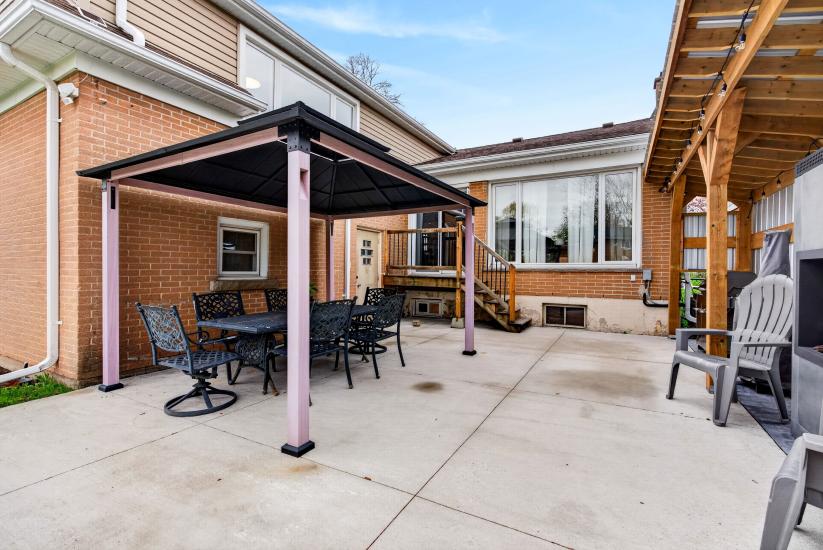 Property listing for 380 East 37th St., Hamilton, ON