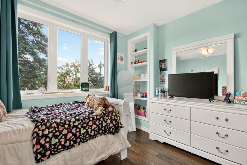 Property listing for 98 First Rd. W., Stoney Creek, ON