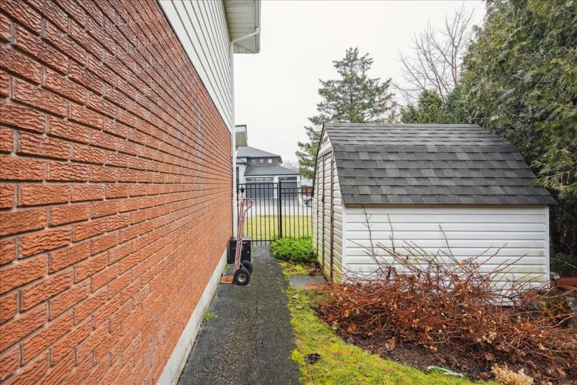 Property listing for 607 Iroquois Ave., Ancaster, ON