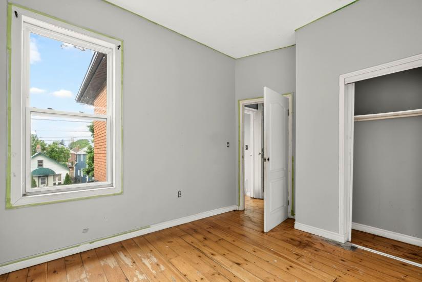 Property listing for 86 Sherman Ave. N., Hamilton, ON