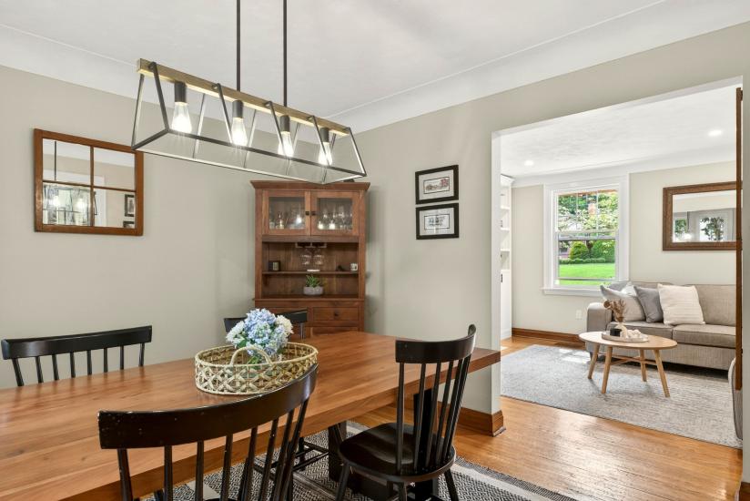 Property listing for 13 Tweedsmuir Ave., Dundas, ON