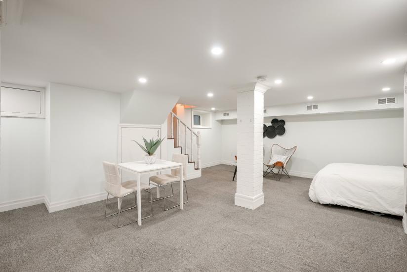 Property listing for 115 Balsam Ave S, Hamilton, ON