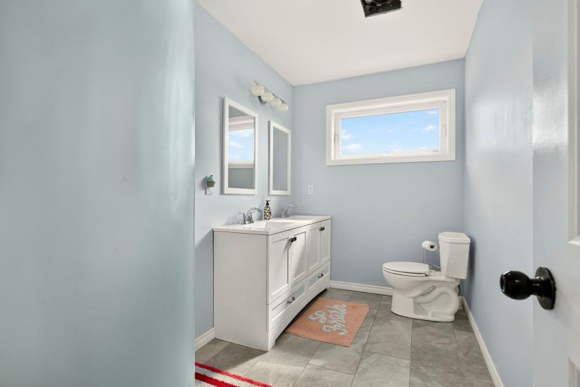 Property listing for 98 First Rd. W., Stoney Creek, ON
