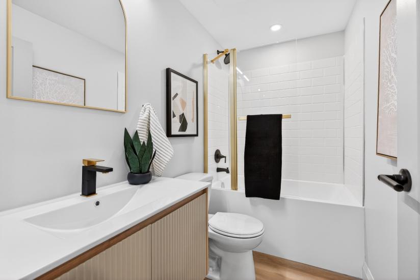 Property listing for 330 East 15th St, Hamilton, ON