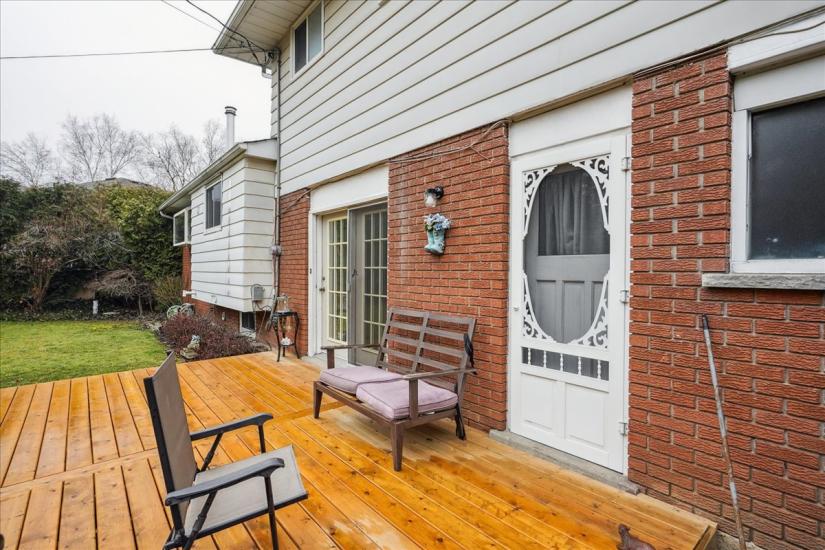 Property listing for 607 Iroquois Ave., Ancaster, ON