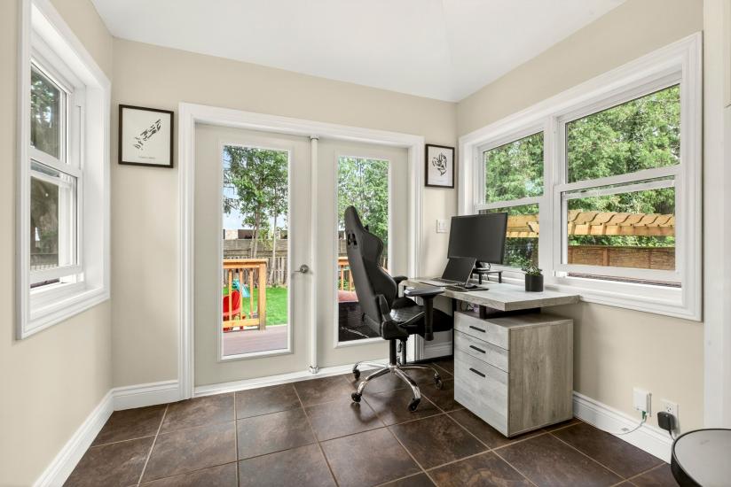 Property listing for 13 Tweedsmuir Ave., Dundas, ON
