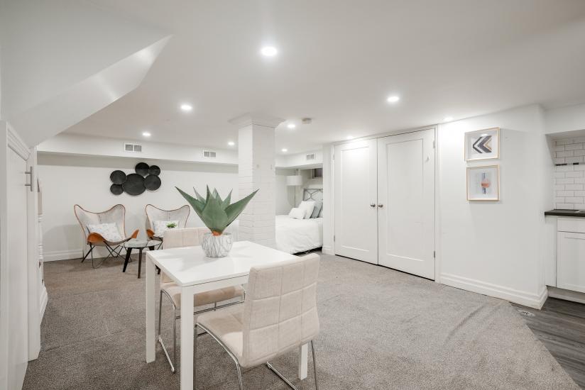 Property listing for 115 Balsam Ave S, Hamilton, ON