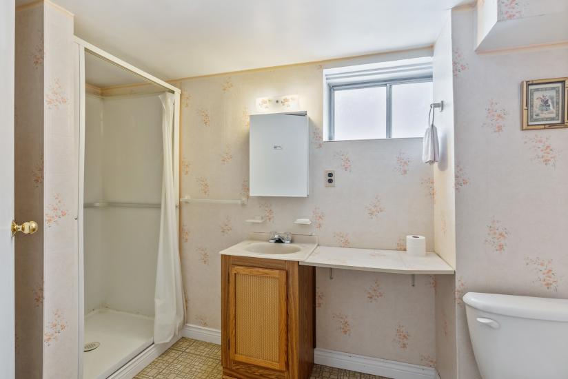 Property listing for 15 Dundas St, Dundas, ON