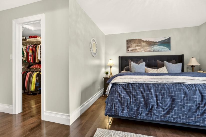 Property listing for 667 Sandcherry Dr., Burlington, ON