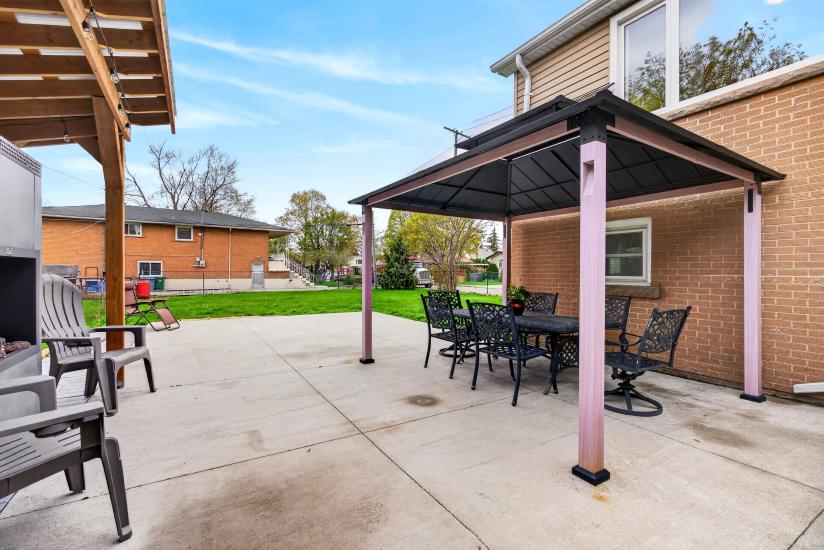 Property listing for 380 East 37th St., Hamilton, ON