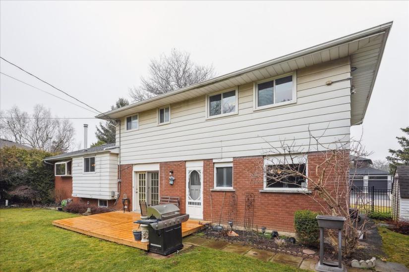 Property listing for 607 Iroquois Ave., Ancaster, ON