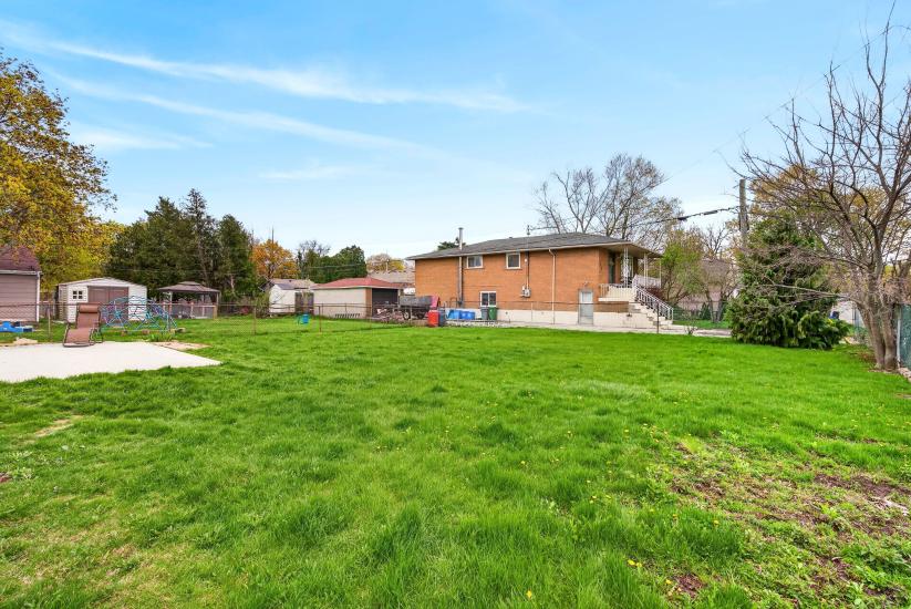 Property listing for 380 East 37th St., Hamilton, ON