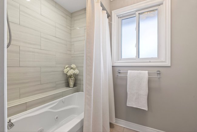 Property listing for 35 Shalfleet Blvd., Brantford, ON