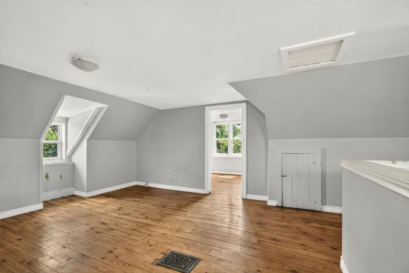 Property listing for 86 Sherman Ave. N., Hamilton, ON