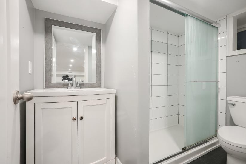 Property listing for 115 Balsam Ave S, Hamilton, ON