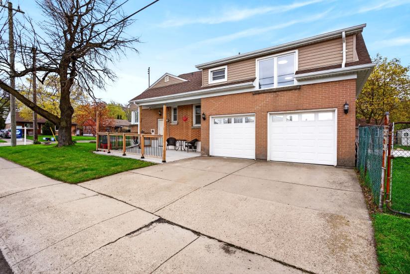 Property listing for 380 East 37th St., Hamilton, ON