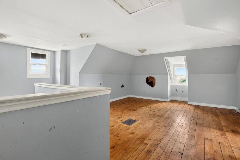 Property listing for 86 Sherman Ave. N., Hamilton, ON