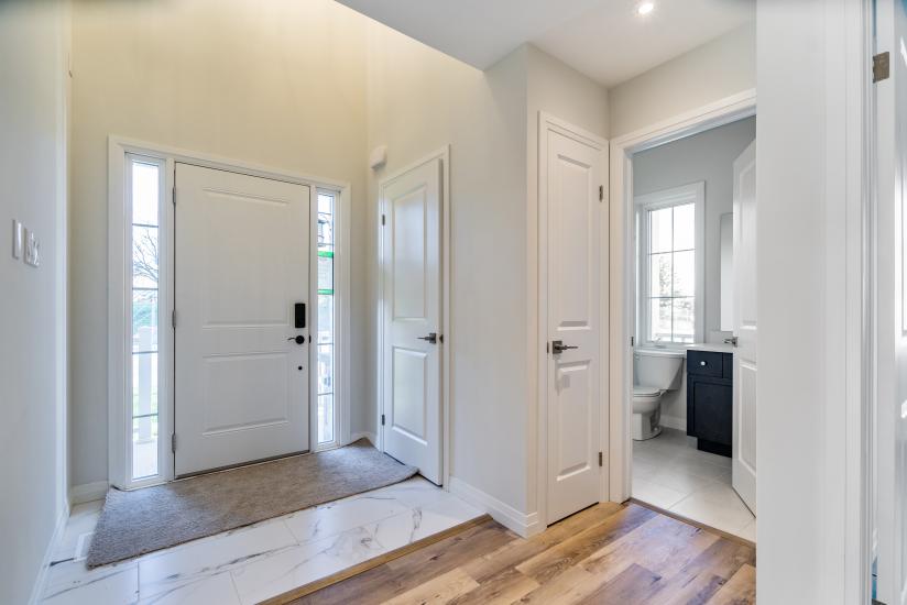 Property listing for 2 Dennis Drive, Smithville, Ontario