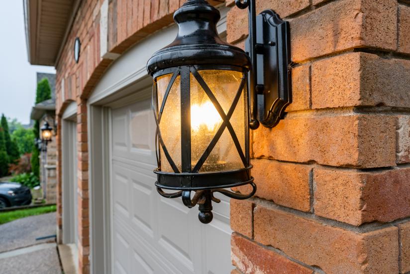 Property listing for 100 Davidson Blvd., Dundas, ON