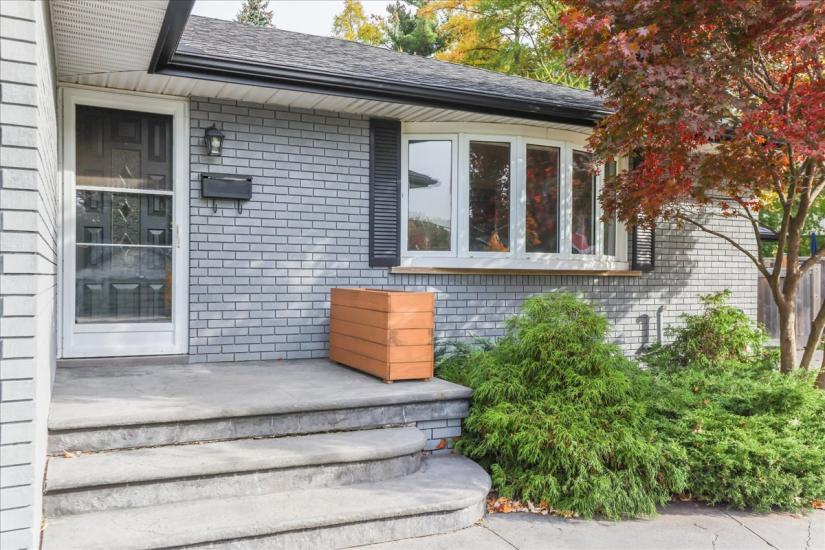 Property listing for 57 Middle Crest Street, Ancaster, ON