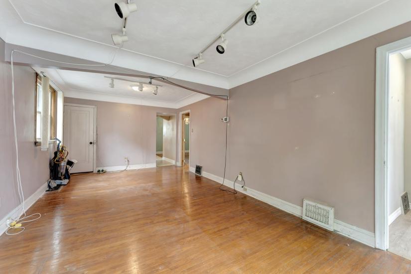 Property listing for 4 Park Row S., Hamilton, ON