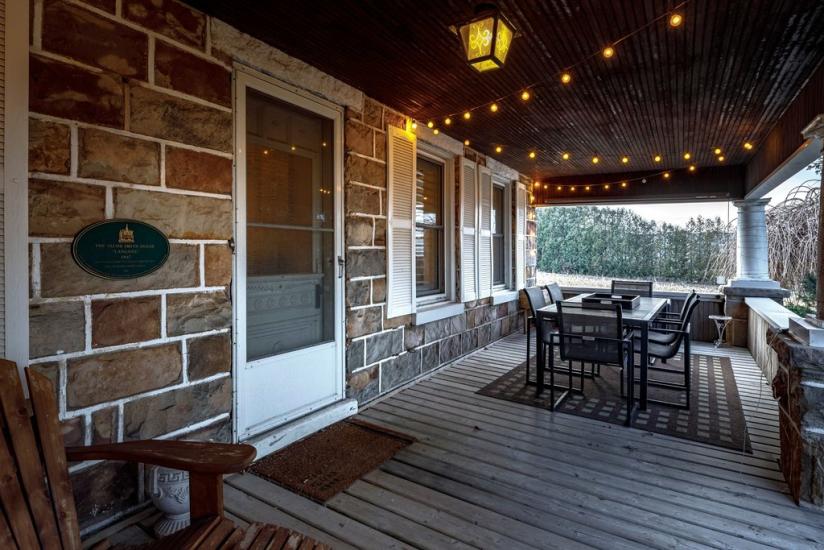 Property listing for 982 HWY 8, Stoney Creek, ON