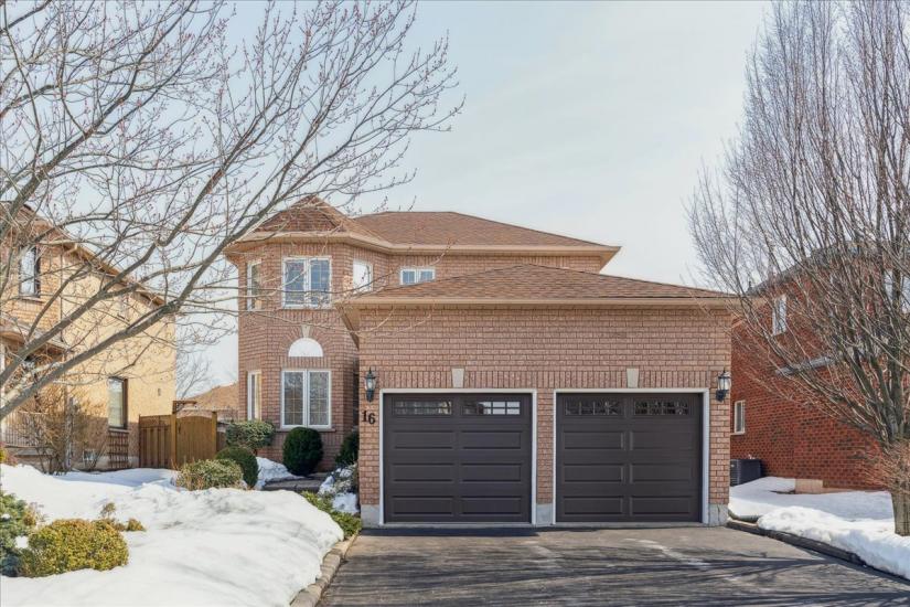 Property listing for 16 Fenwick Place, Waterdown, ON