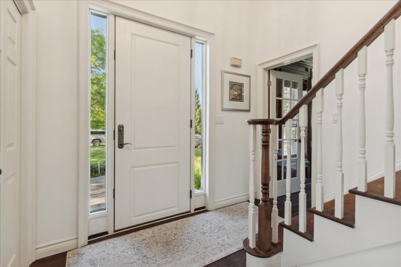 Property listing for 34 Gladiola Dr., Carlisle, ON