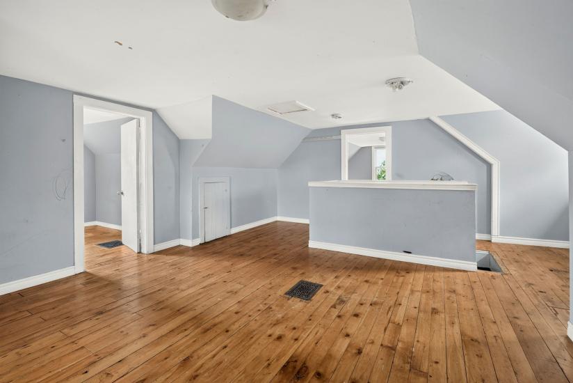 Property listing for 86 Sherman Ave. N., Hamilton, ON