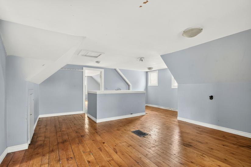 Property listing for 86 Sherman Ave. N., Hamilton, ON