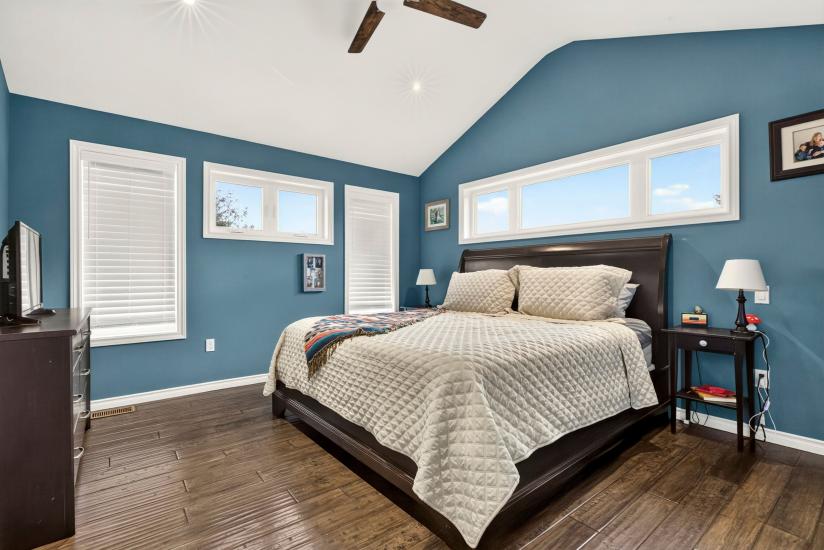 Property listing for 98 First Rd. W., Stoney Creek, ON
