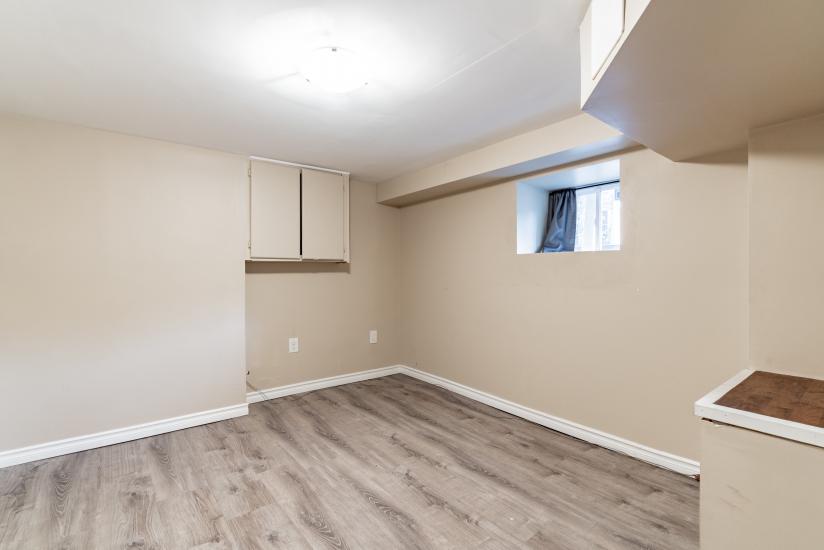 Property listing for 9 Blythe St., Hamilton, ON