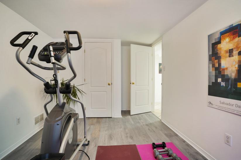 Property listing for 154 Hepburn Cres., Hamilton, ON