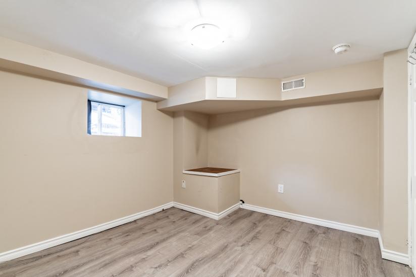 Property listing for 9 Blythe St., Hamilton, ON