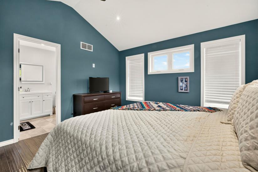 Property listing for 98 First Rd. W., Stoney Creek, ON