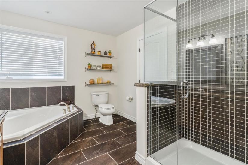 Property listing for 60 Pumpkin Pass, Binbrook, ON