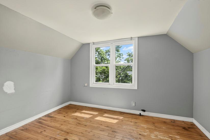 Property listing for 86 Sherman Ave. N., Hamilton, ON