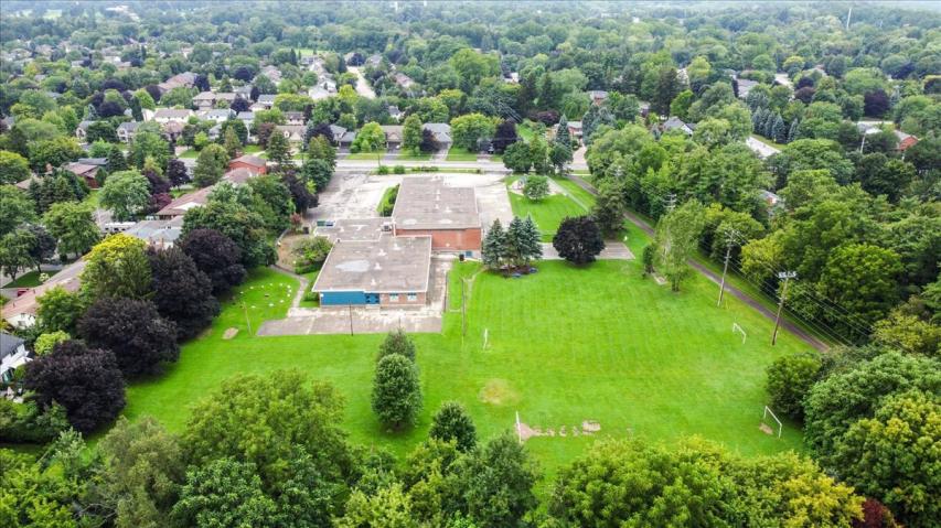 Property listing for 607 Iroquois Ave., Ancaster, ON