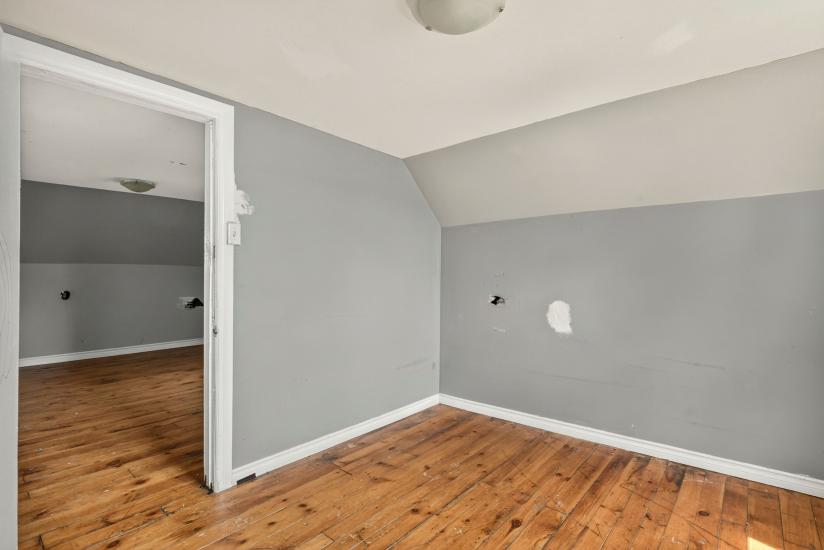 Property listing for 86 Sherman Ave. N., Hamilton, ON