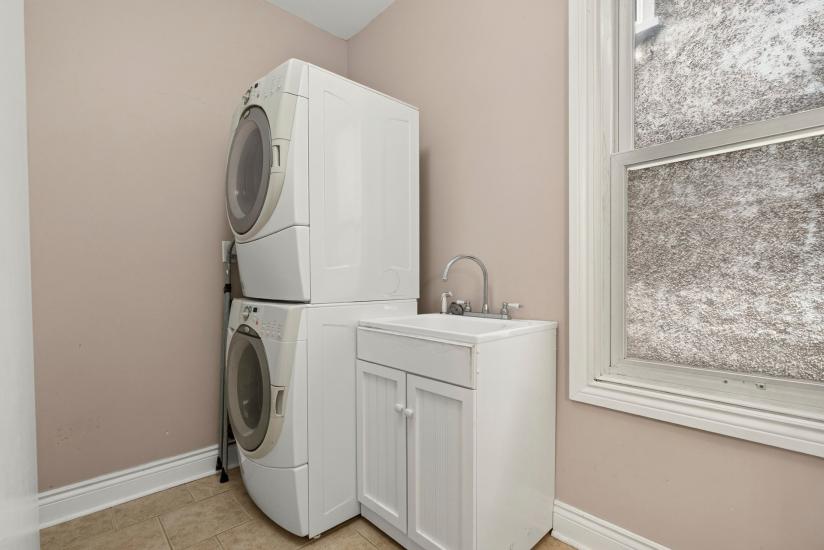 Property listing for 47 Witherspoon St., Dundas, ON