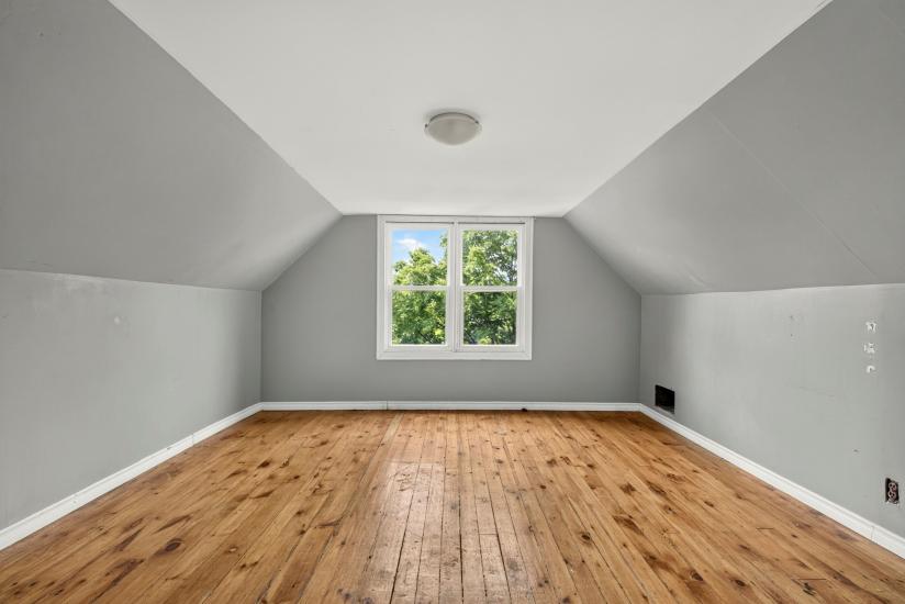 Property listing for 86 Sherman Ave. N., Hamilton, ON