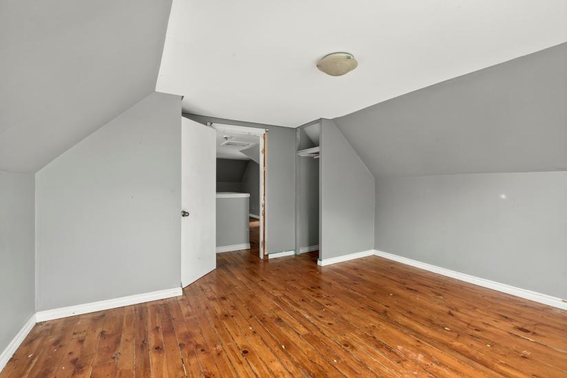 Property listing for 86 Sherman Ave. N., Hamilton, ON
